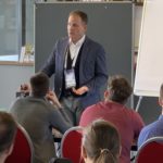 Dr. Kramer hält gerade ein Seminar vor einer Menschenmenge